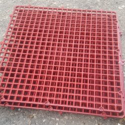 KÜMES YER IZGARA 50X50 KIRMIZI 1 ADET